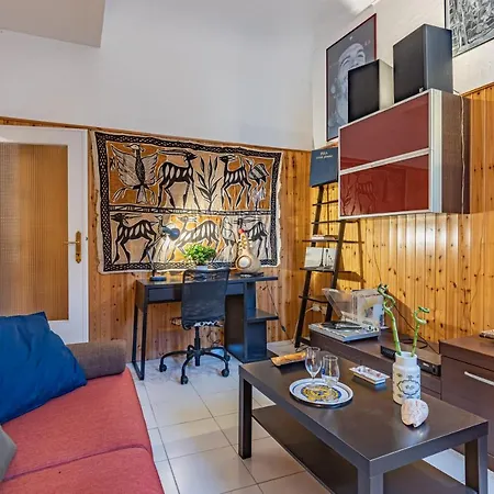 Comfy Near The Tower X4 Apartamento